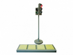 Электрифицированная модель транспортного и пешеходного светофоров на стойке и основании с "Виртуальным учителем" и с панелью образцами тактильной тротуарной плитки для слепых и слабовидящих пешеходов - fgospostavki.ru - Апрелевка